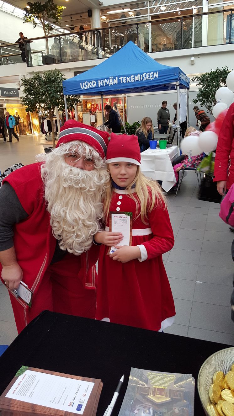Jultomten från Julparken i Lycksele var i Vasa , Finland, och fick önskelistor från barnen
