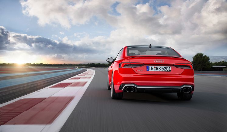 Audi RS 5 Coupé (Misano Red)