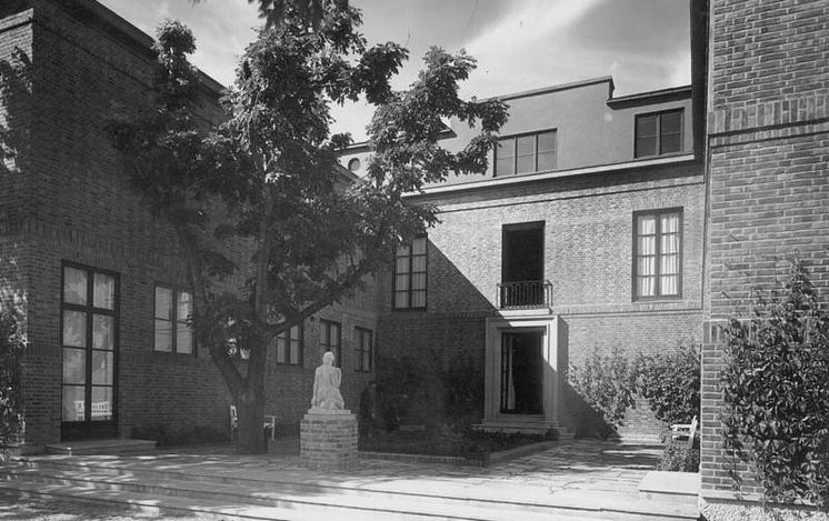 Trondheim kunstmuseums hovedbygning 1930, bakgården mot Vestfrontplassen og Nidarosdomen. Dette rommet forsvant da tilbygget sto ferdig i 1986.1.jpg