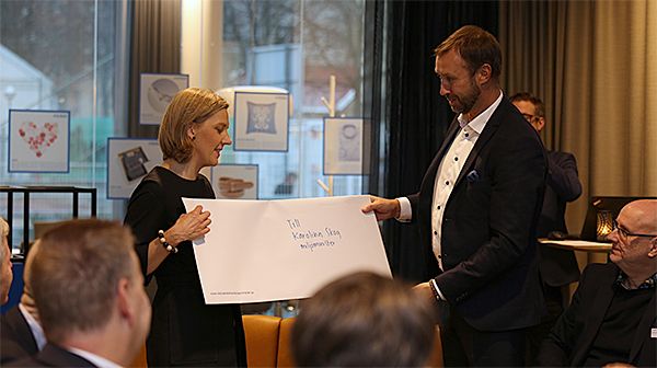 Överlämning av brev till miljöminister Karolina Skog