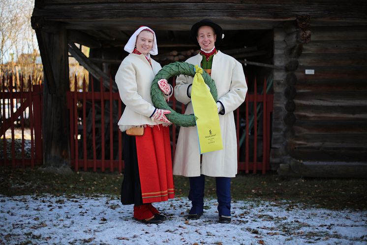 Elsa Hermansson och Gustav Johnsson kranskulla och kransmas