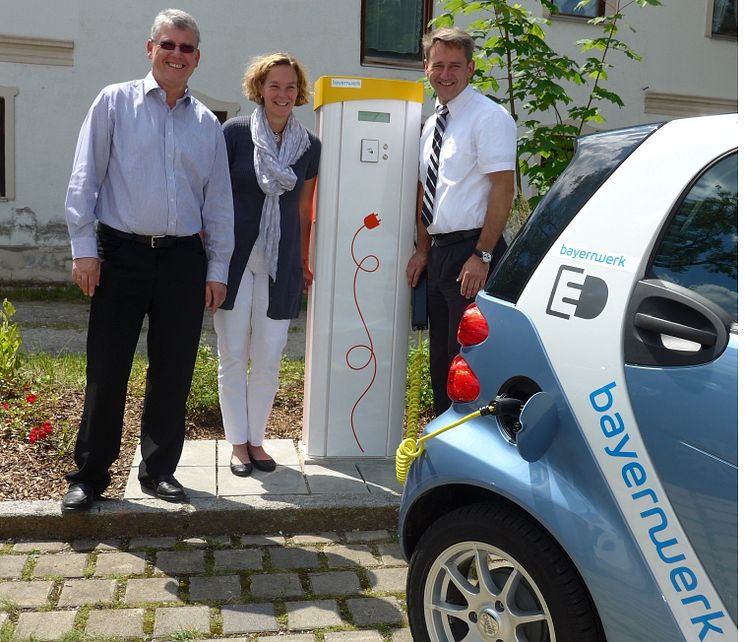 Foto: vl.: Uwe Wollschläger, Leiter des Bayernwerk-Netzcenters Taufkirchen, Bayernwerk-Kommunalbetreuerin Silke Mall und Bürgermeister Stefan Kern.