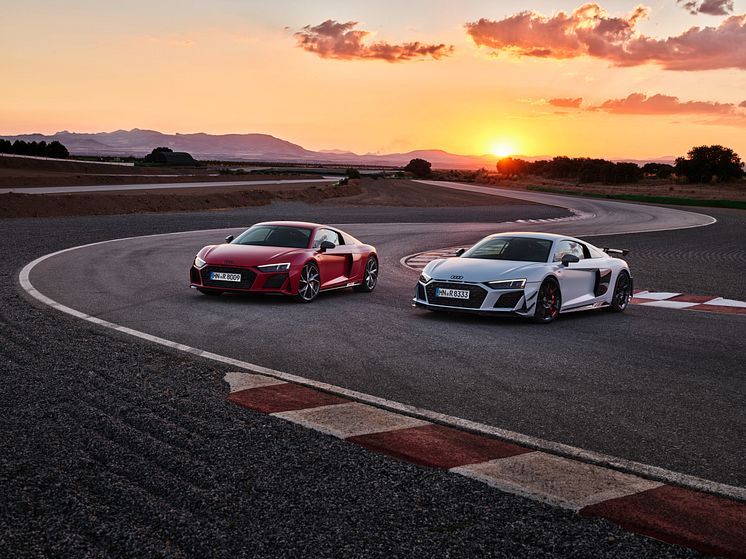 Audi R8 Coupé V10 GT RWD (Suzukagrå) og Audi R8 Coupé V10 performance RWD (Tangorød)