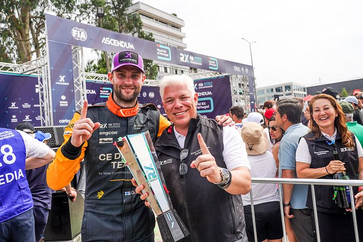 Niclas Grönholm, CE Dealer Team och Bill Law, Volvo CE