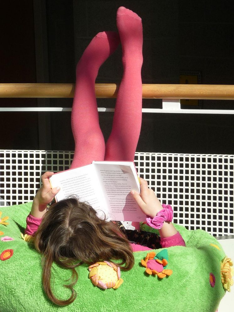 Läsande flicka. Foto: Martin Widmark