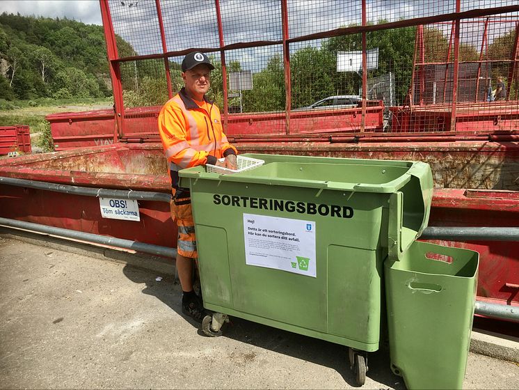 ÅVC-personal vid de nya sorteringsborden