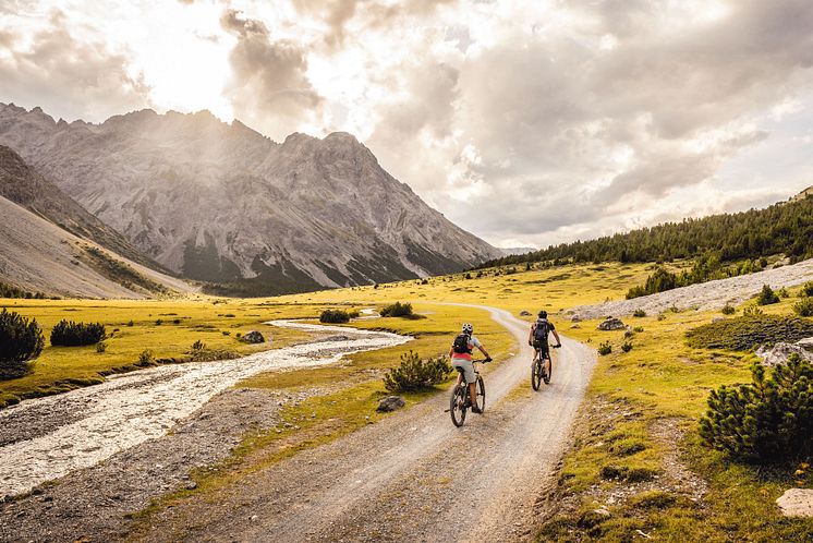 Mountainbiken auf dem Hochmoor La Stretta im Val Muestair in Graubuenden © Schweiz Tourismus
