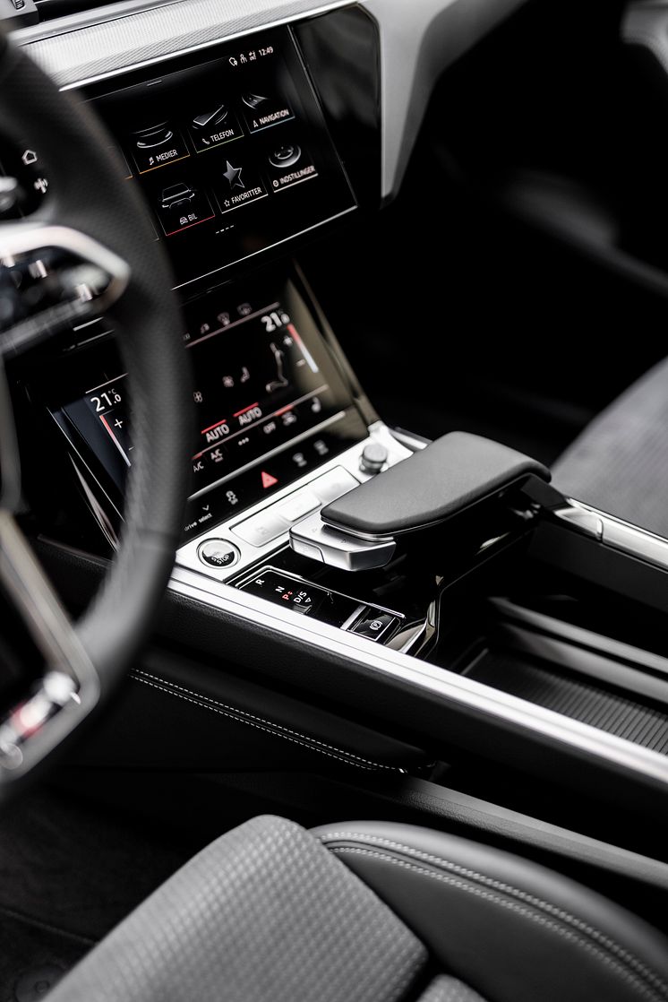 Audi Q8 e-tron (Ultrablå metallak)