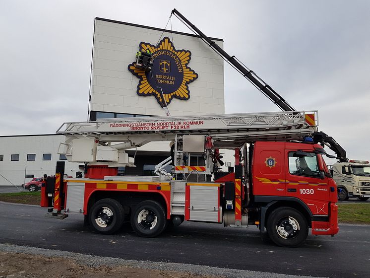 Räddningstjänstens nya skylt brandstation