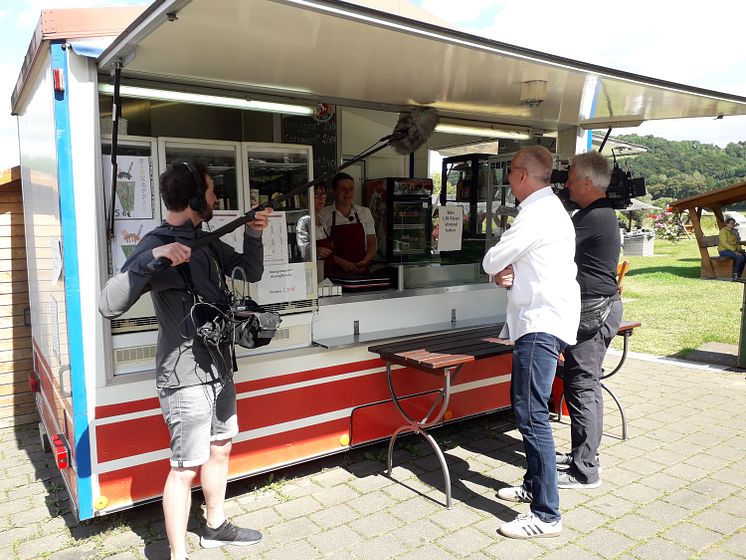 Dreharbeiten für die nordstory am Weser-Radweg an Ulrike's Kultimbiss in Reileifzen