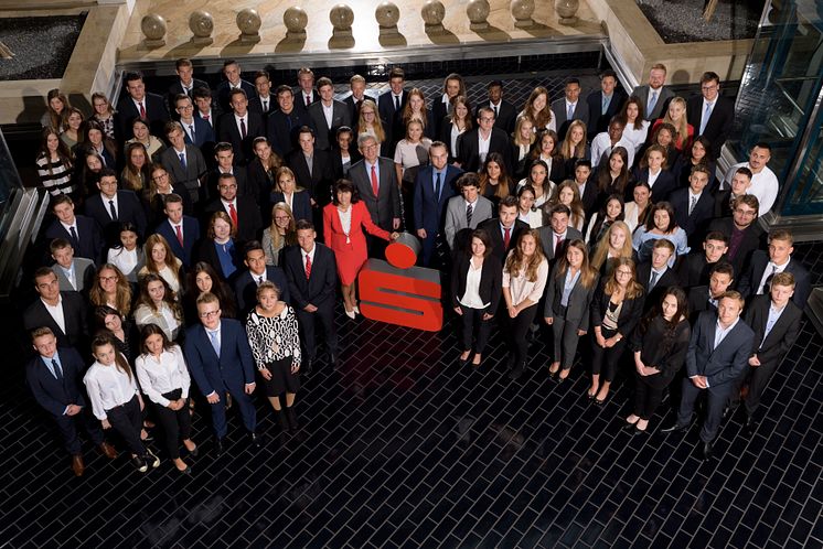 Die neuen Azubis beginnen ihre Ausbildung bei der Stadtsparkasse München. Vorstandsmitglied Marlies Mirbeth begrüßt die jungen Kollegen.