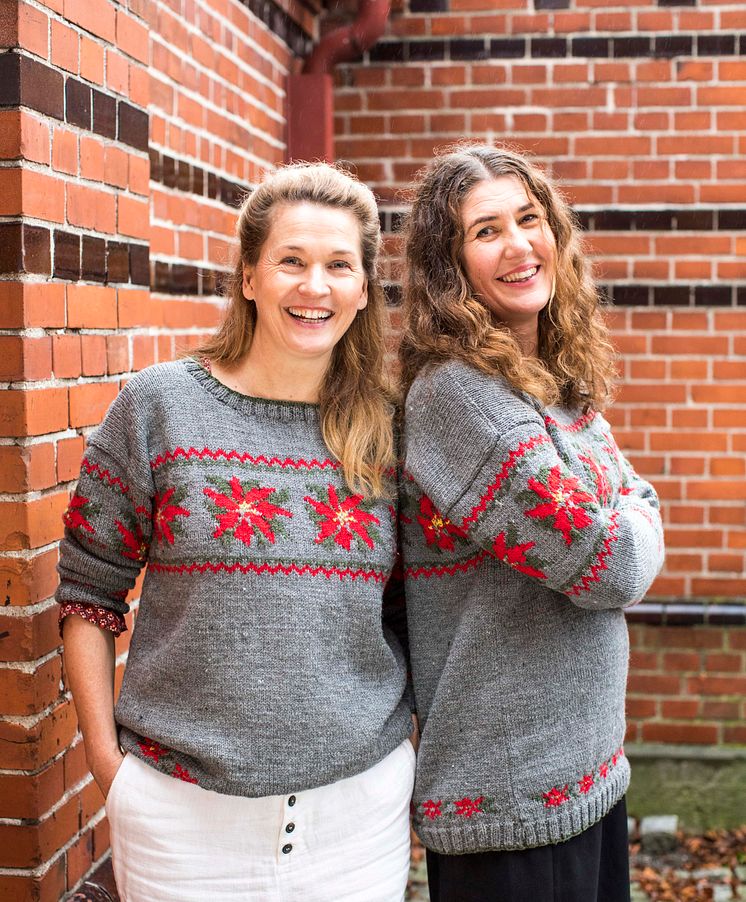 Malin Hidesäter och Erika Wallin i julens tröjor