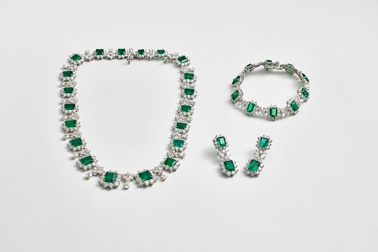 GARNITURE, necklace, bracelet, earrings, 34 emeralds, decoration of diamonds