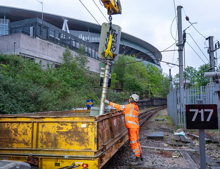 Removing signal at Drayton Park 3.jpg