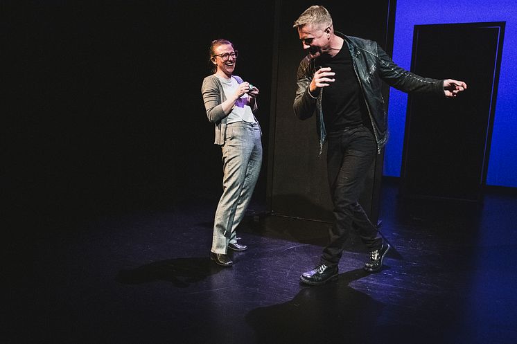 Foto frå framsyninga: l.i.f.e.g.o.e.s.o.n