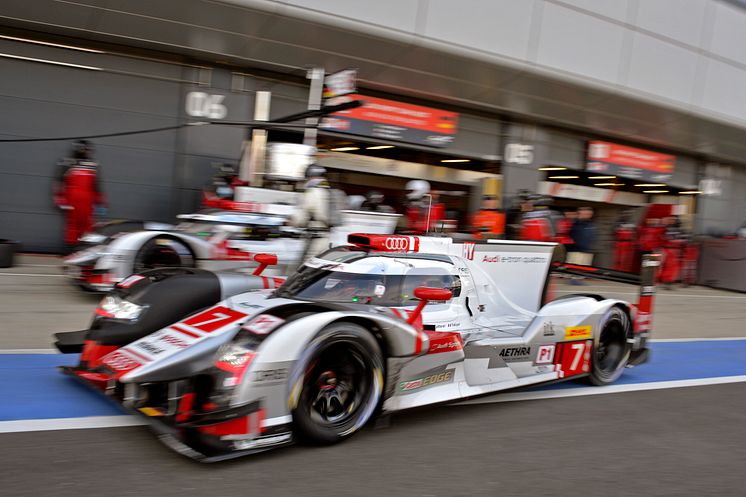 Audi R18 e-tron quattro #7 (Audi Sport Team Joest), Marcel Fässler, André Lotterer, Benoît Tréluyer - pit stop