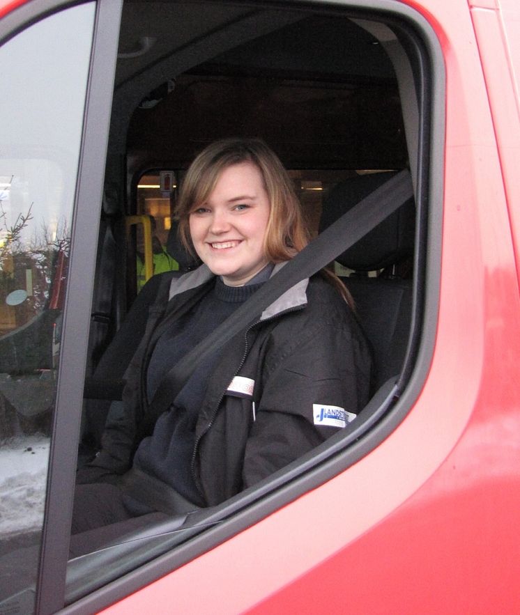 Nathalie Östlund i Renault Master sjuktransport