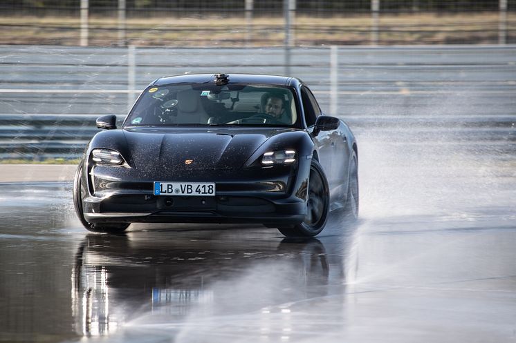 Porsche Taycan på sin 42,171 kilometer långa väg mot världsrekordet i helelektrisk drifting