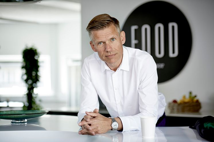 Jørgen ved bord med FOOD logo