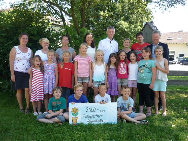 Die Schlaugärtner der Grundschule Vogtareuth freuen sich über die Unterstützung des Bayernwerks.
