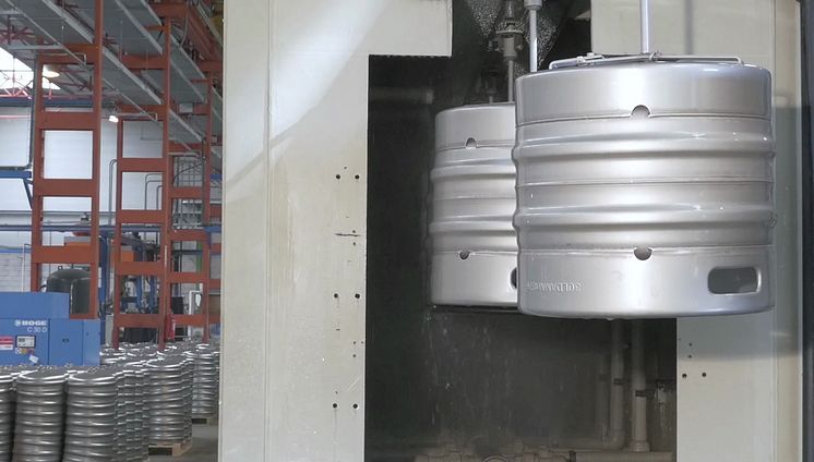 Fat som lämnar tunneln efter betning med salpetersyrafri Bonderite C-CP 1300. 