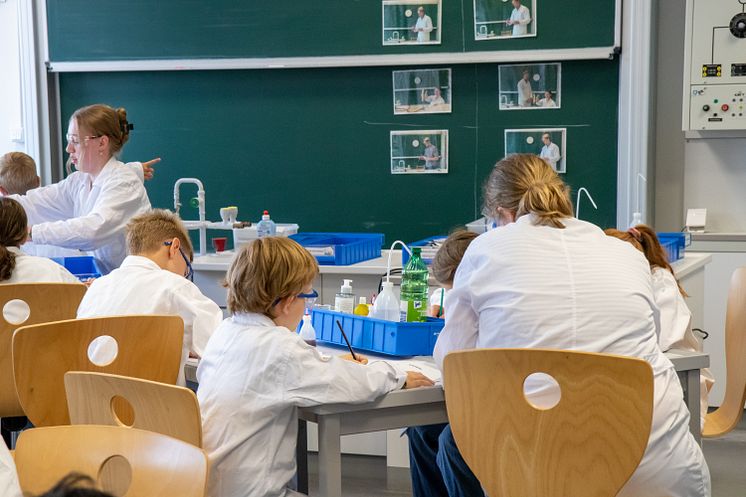 Die kleinen Forscher arbeiten konzentriert an ihren Versuchen im Rahmen des Ferienprogramms an der Uni Vechta