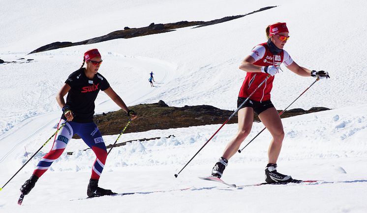 Fanny Horn Birkeland og Marte Olsbu på Sognefjellet