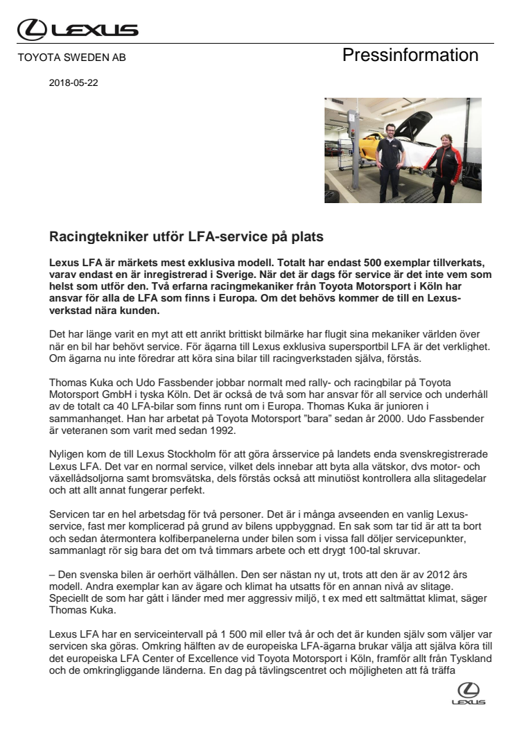 Racingtekniker utför LFA-service på plats