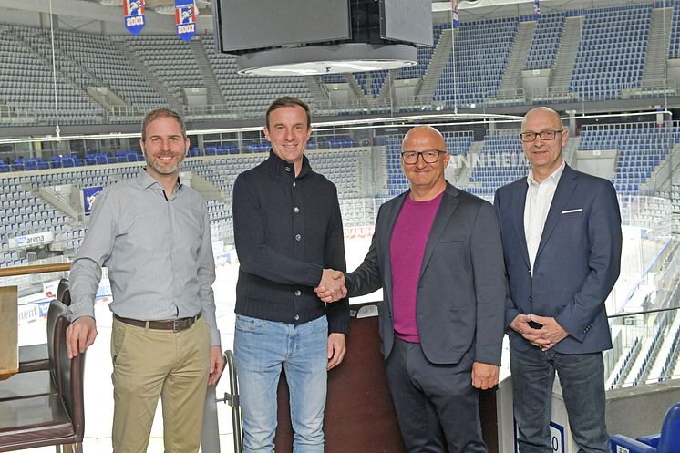 Pressefoto mit Daniel Hopp SAP Arena_Copyright Alfred Gerold_verkl