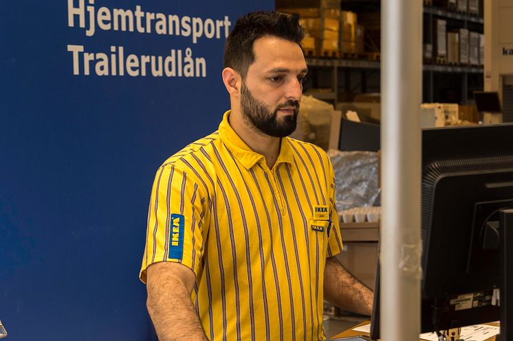 Awaz Oskan, medarbejder i vareudleveringen i IKEA Aarhus