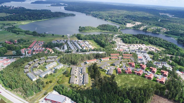 Översiktsbild av det nya området i Läggesta, Mariefred, med alla kvarter av BoKlok-hus och -lägenheter.