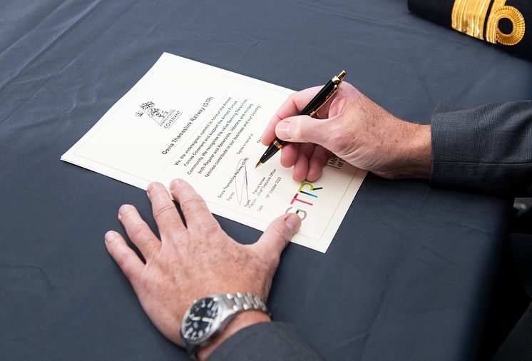 Patrick Verwer signs the agreement