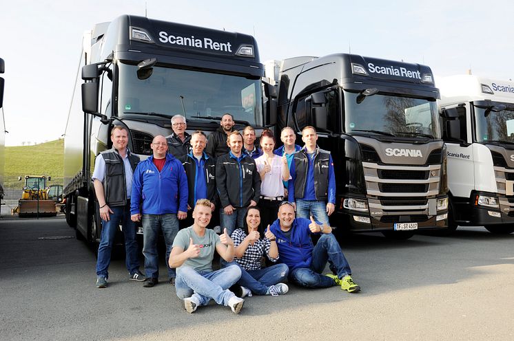 Zufriedene Teilnehmer nach dem Scania Fahrsicherheitstraining auf dem Sachsenring