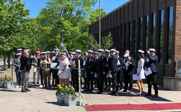 Klass på Nobelgymnasiet väntar på att bandet ska klippas