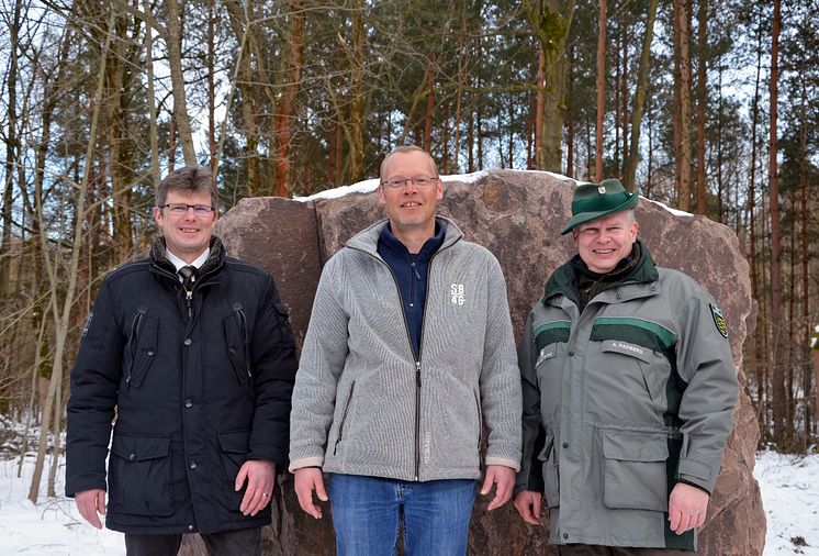 BDF-Bundesvorsitzender Ulrich Dohle, Wermsdorfs Bürgermeister Matthias Müller und Forstbezirksleiter Andreas Padberg (v.l.) vor dem Gedenkstein zum "Waldgebiet des Jahres 2018" im Wermsdorfer Wald