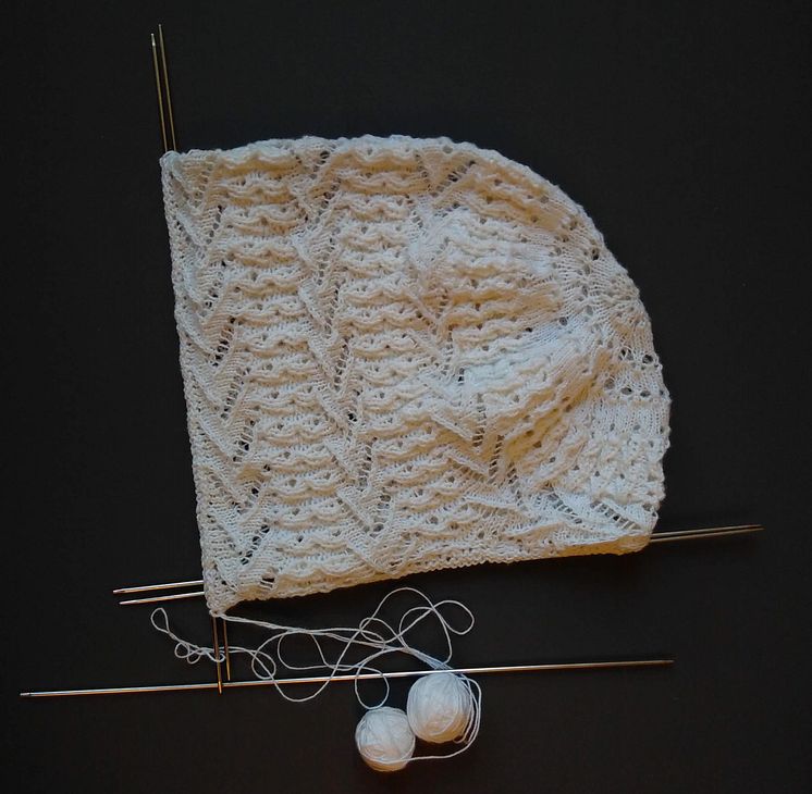 120.2 Knitting of a child’s hat resembling the illustrations, by combining the two Swedish and two different versions of the German instructions.  