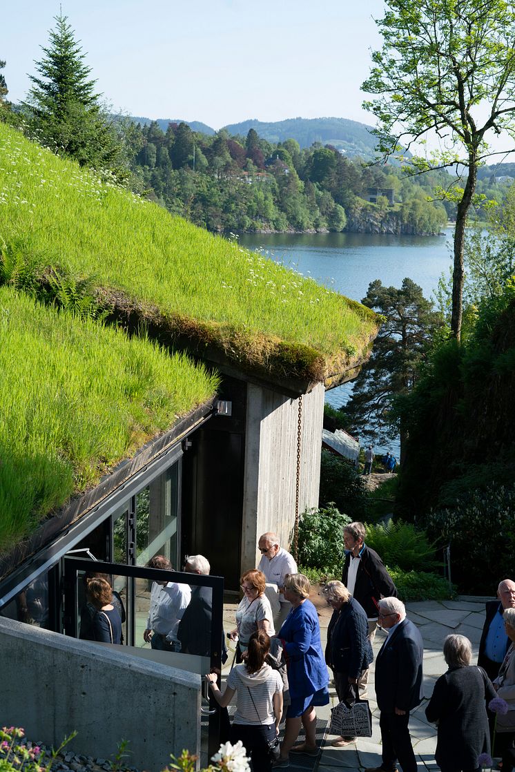 Inngangspartiet ved konserthallen Troldsalen / At the entrance to the chamber music hall Troldsalen. Foto: Thor Brødreskift.