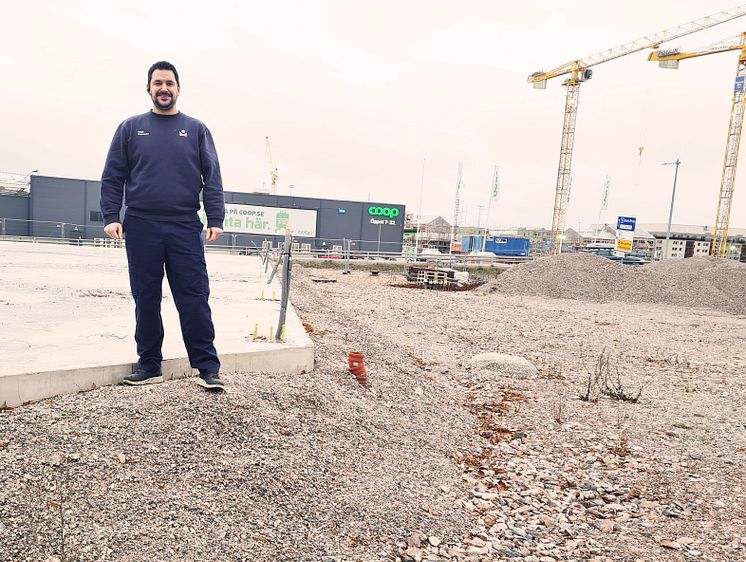 Stationschef Salaheddin Chatty vid Bilprovningen Örebro-Ladugårdsängen.jpeg