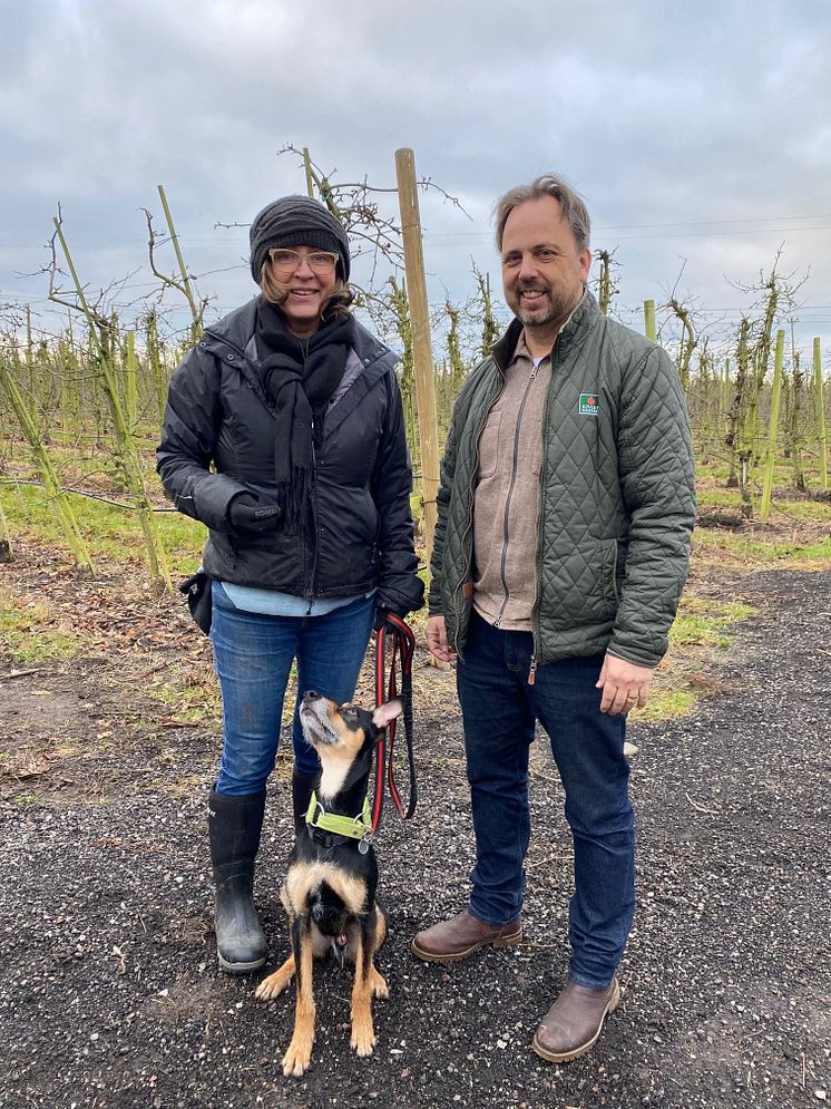 Projektledare och hundförare Marie Koenen, hunden Mai och Jan Flemming Jensen, Kiviks Musteri