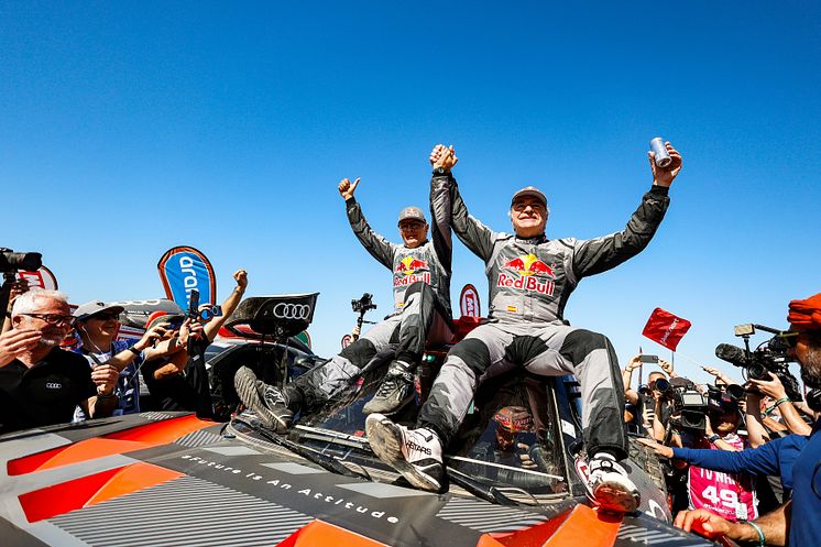 Carlos Sainz:Lucas Cruz säkrade Audis första seger i Dakarrallyt med elektrifierade RS Q e-tron