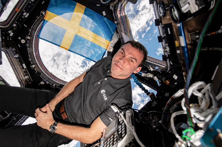 Marcus_Wandt_in_Cupola_with_Swedish_flag.jpg