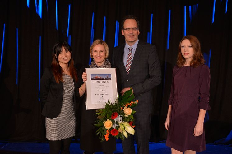 Den zweiten Platz in der Kategorie Persönlichkeiten erhielt Gerd Harry Lybke. Elke Hannemann (2.v.l.) nahm den Preis stellvertretend entgegen. 