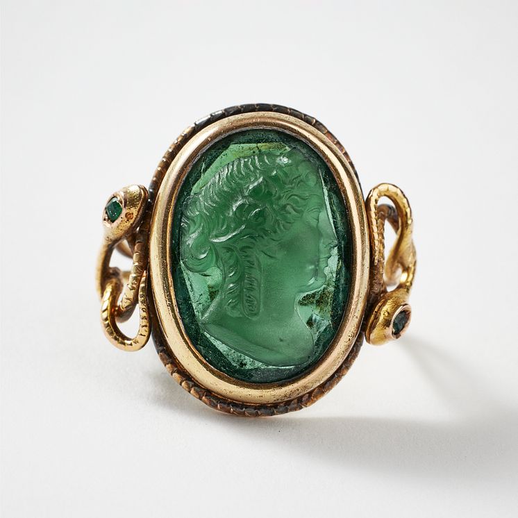 Gold ring with cut emerald, mid 19th century