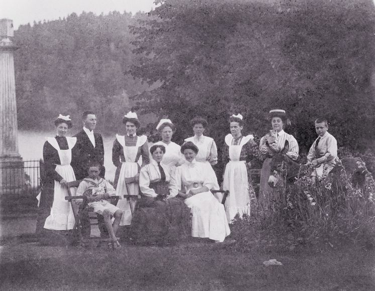 Personalen på Tyresö slott  i parken med barnen Lagergren den 5 juni 1904, foto: Nordiska museet