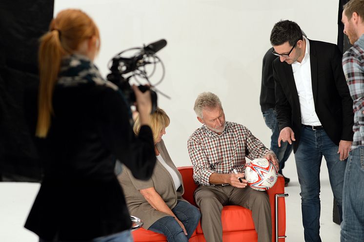 Paul Breitner unterschreibt den FC Bayern Fußball