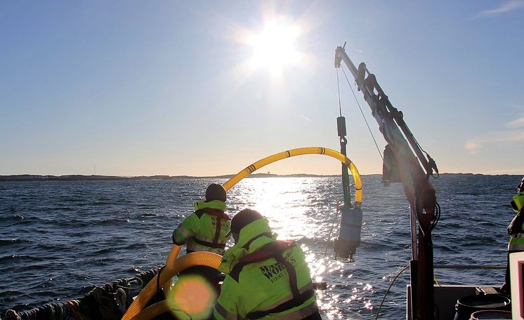 Saneringen av miljöfarliga vrak inleds: Nu töms fiskefartyget Thetis på olja