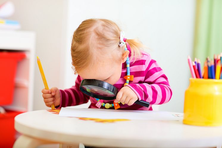 1707888-toddler-girl-looking-through-magnifier