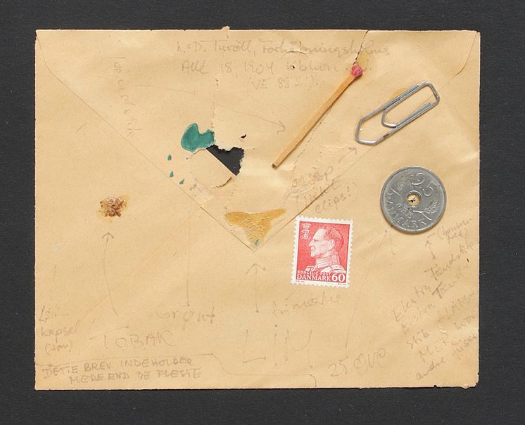Dan Turèll: "L.S.D.-POST" – brev-collage (med frimærke, tændstik, papirklips og femogtyveøre) 