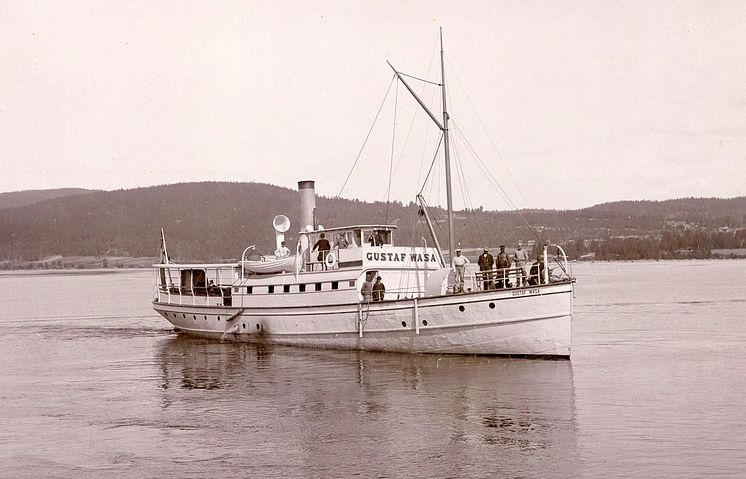 Ljust skrov och bryggskärm någon gång mellan 1879 och 1892. Foto Gerda Söderlund