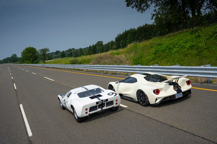 2022 Ford GT ’64 Heritage Edition and 1964 Ford GT prototype_09